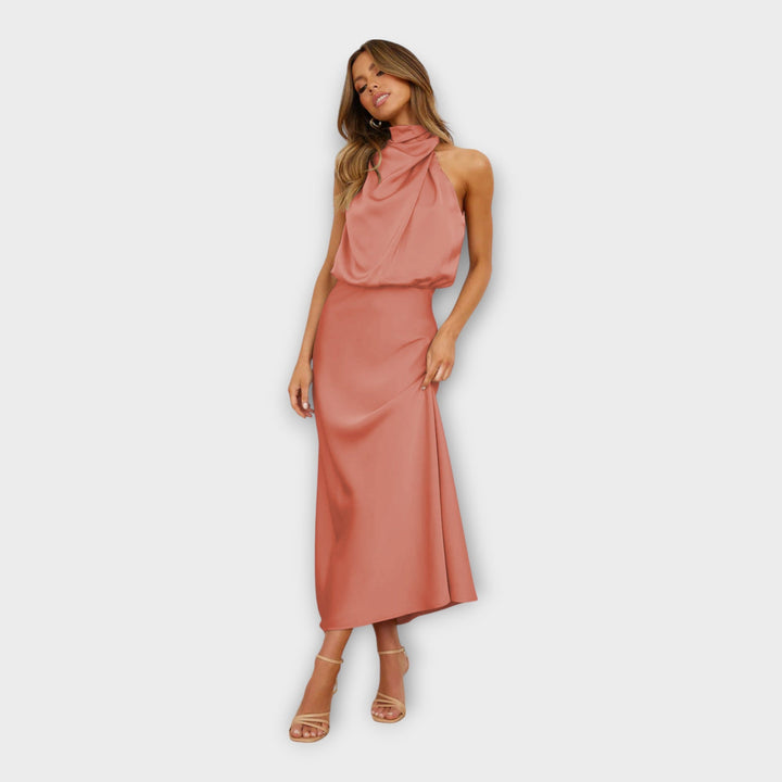 Duga svilena haljina s visokim ovratom i otvorenim leđima