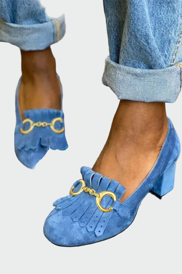 Lutka s detaljima frčkice i zlatnim kopčom