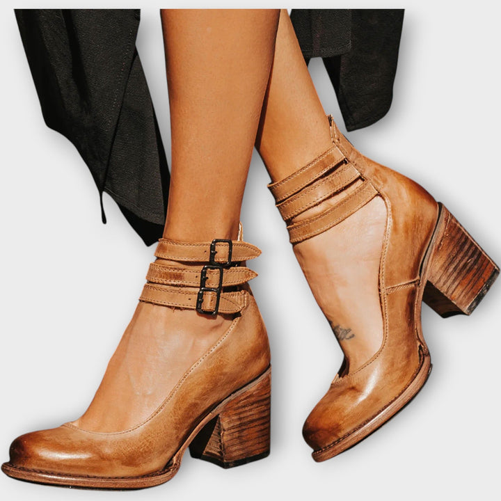 Cipele s višestrukim trakama i debelim petom