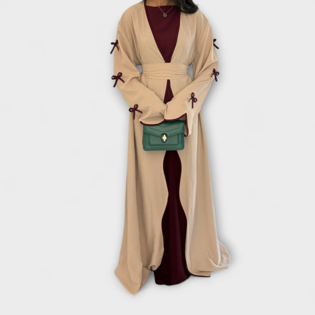 Stilskog kardigana i haljina s prugastim ukrasom