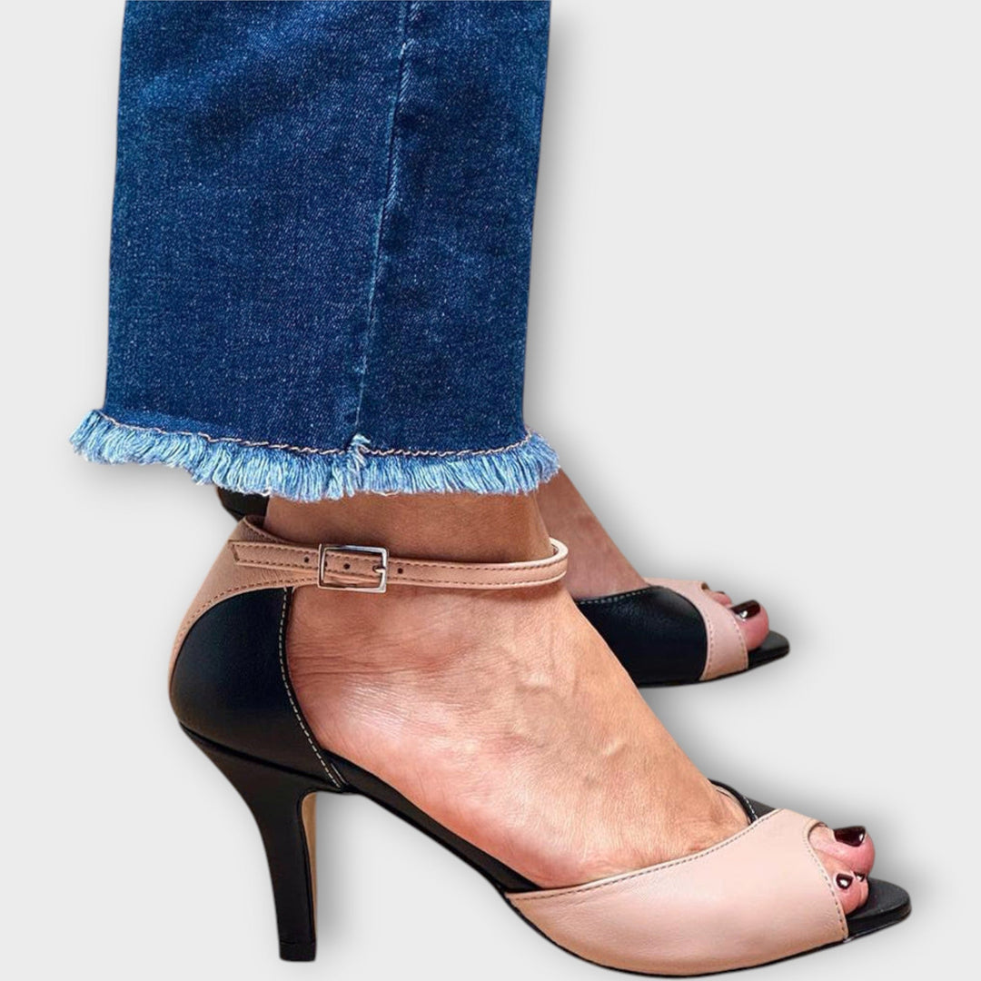 Čizme s srednjom petom i remenom oko gležnja