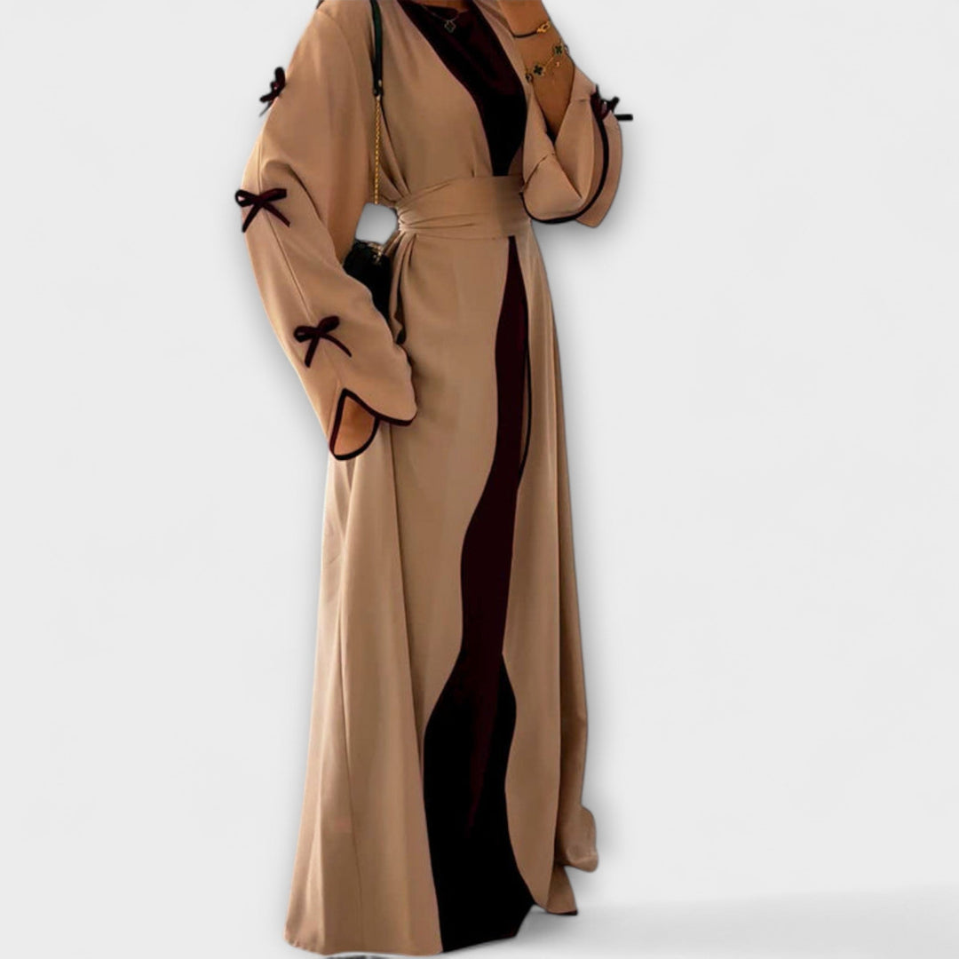 Stilskog kardigana i haljina s prugastim ukrasom