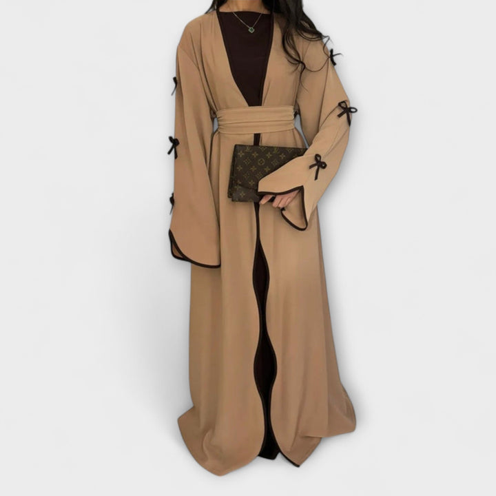 Stilskog kardigana i haljina s prugastim ukrasom