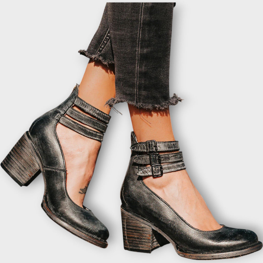 Cipele s višestrukim trakama i debelim petom