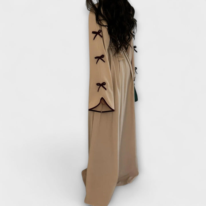 Stilskog kardigana i haljina s prugastim ukrasom