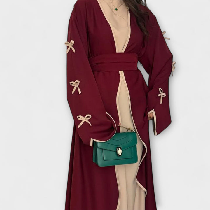 Stilskog kardigana i haljina s prugastim ukrasom