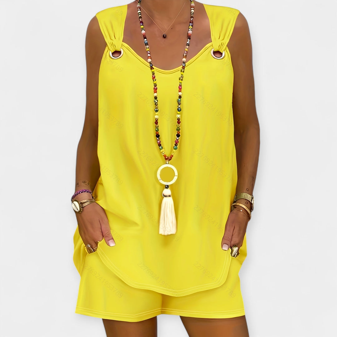 Komplet bez rukava s tajicama i šortsev