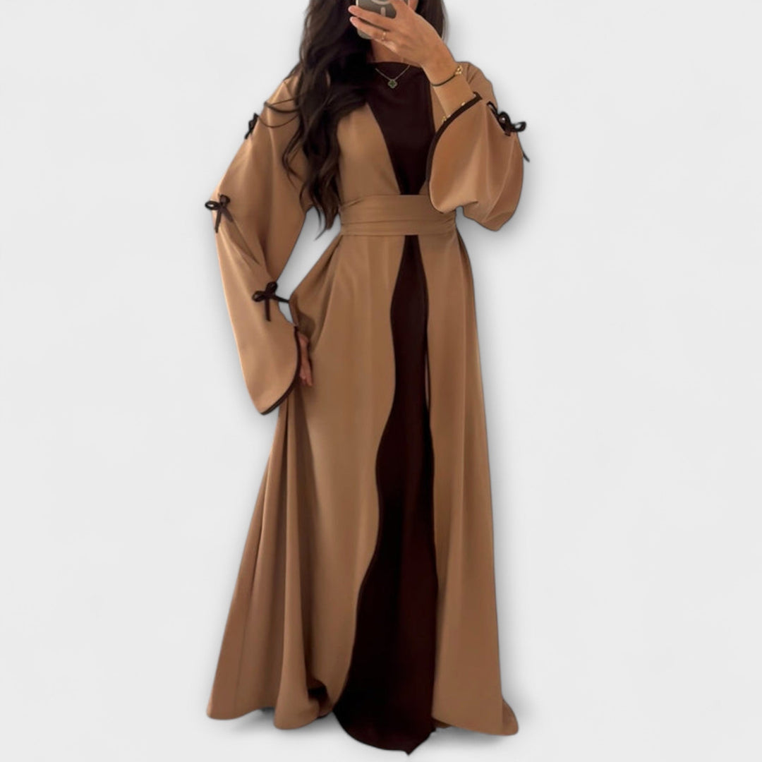 Stilskog kardigana i haljina s prugastim ukrasom