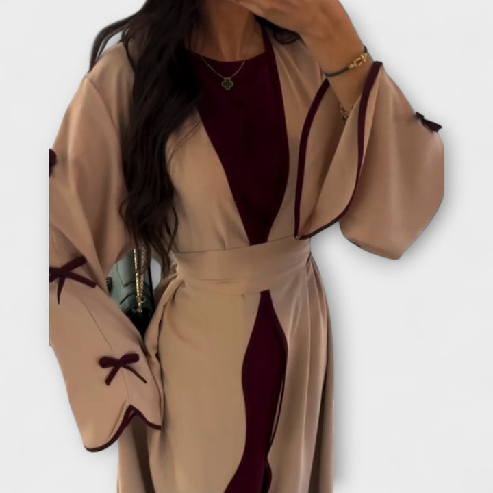 Stilskog kardigana i haljina s prugastim ukrasom