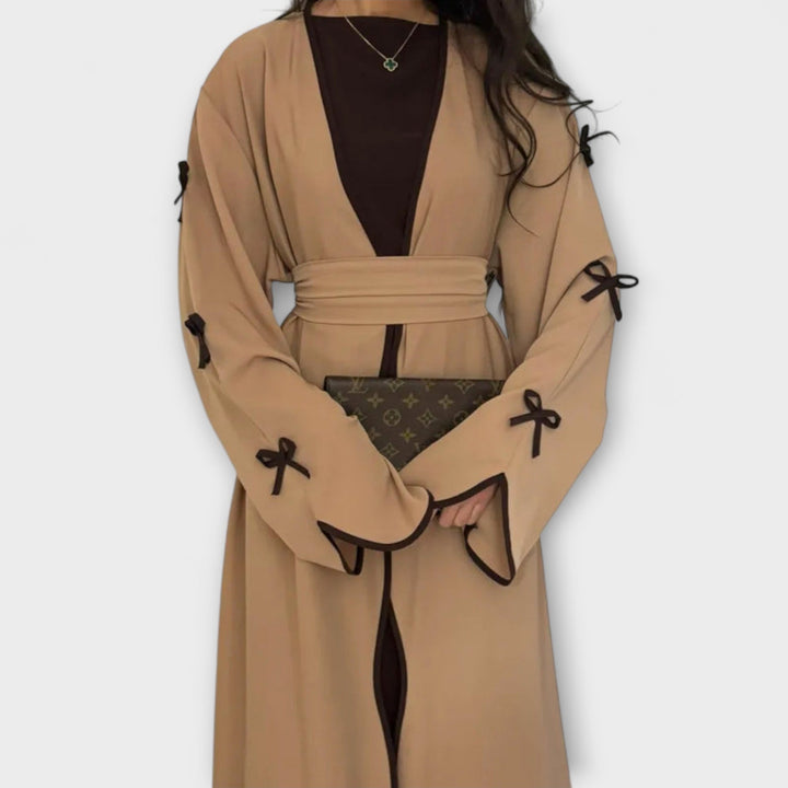 Stilskog kardigana i haljina s prugastim ukrasom