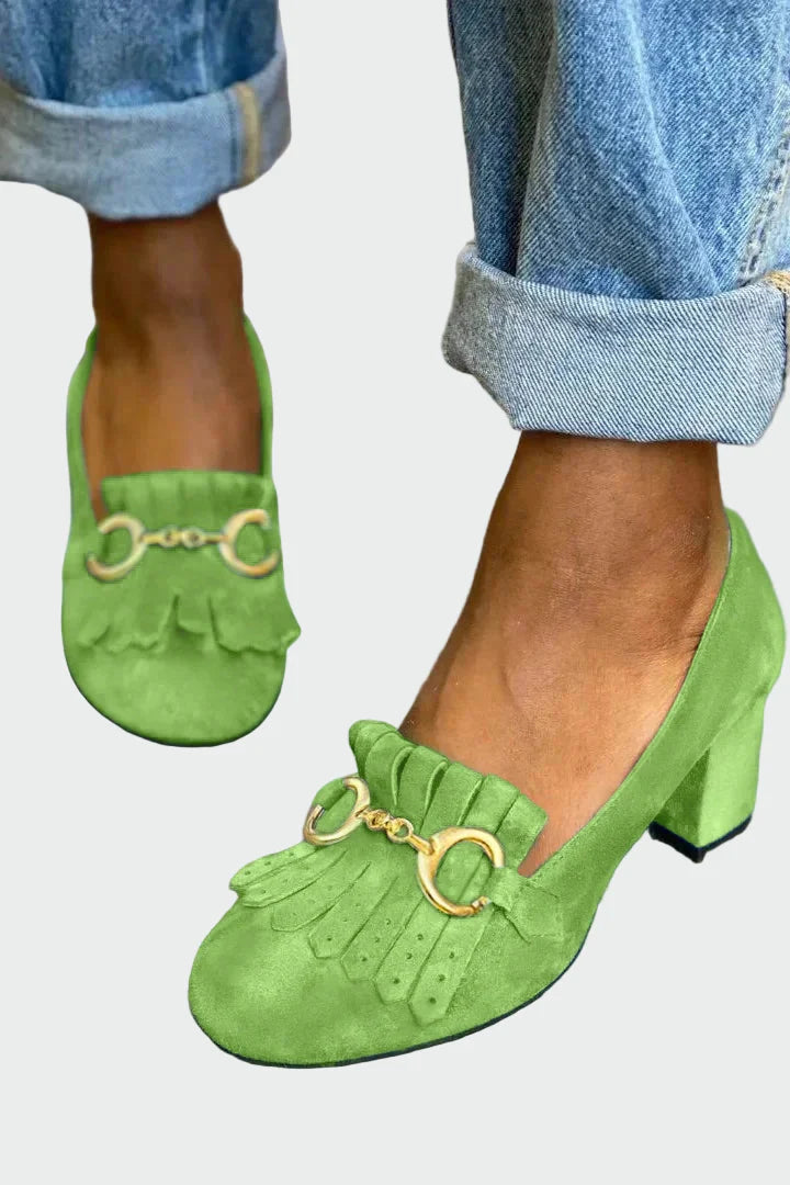 Lutka s detaljima frčkice i zlatnim kopčom