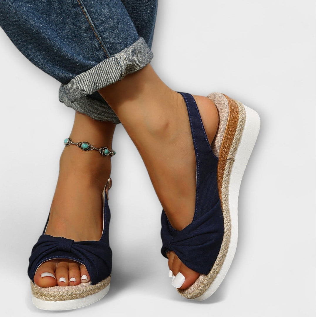 Ljetne sandale s ukrasnim čvorom