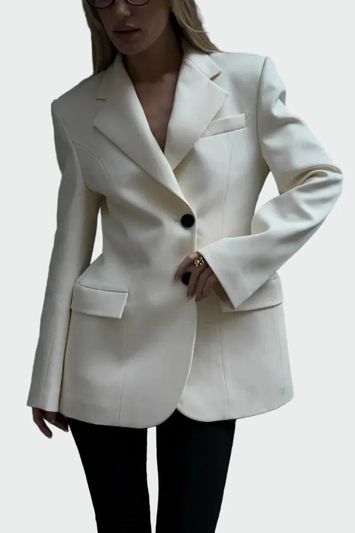 Sako s impresivnim krojem i gumbima