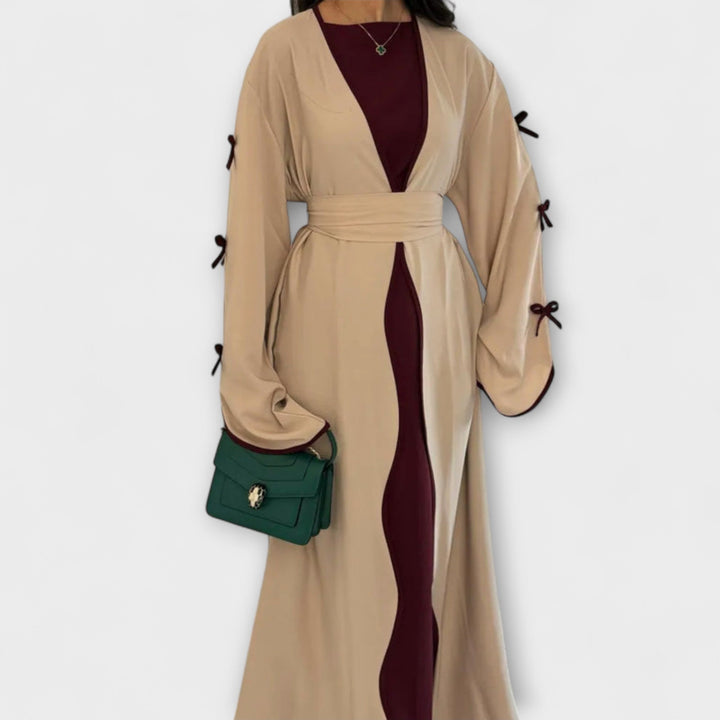 Stilskog kardigana i haljina s prugastim ukrasom