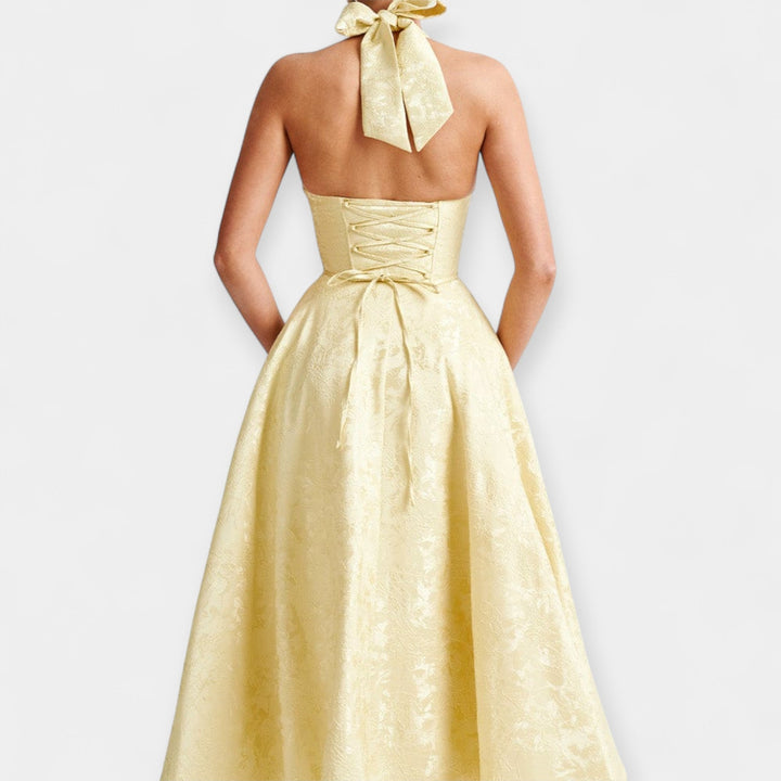 Srednje dužine haljina s otvorenim leđima i krojenjem s korzetom