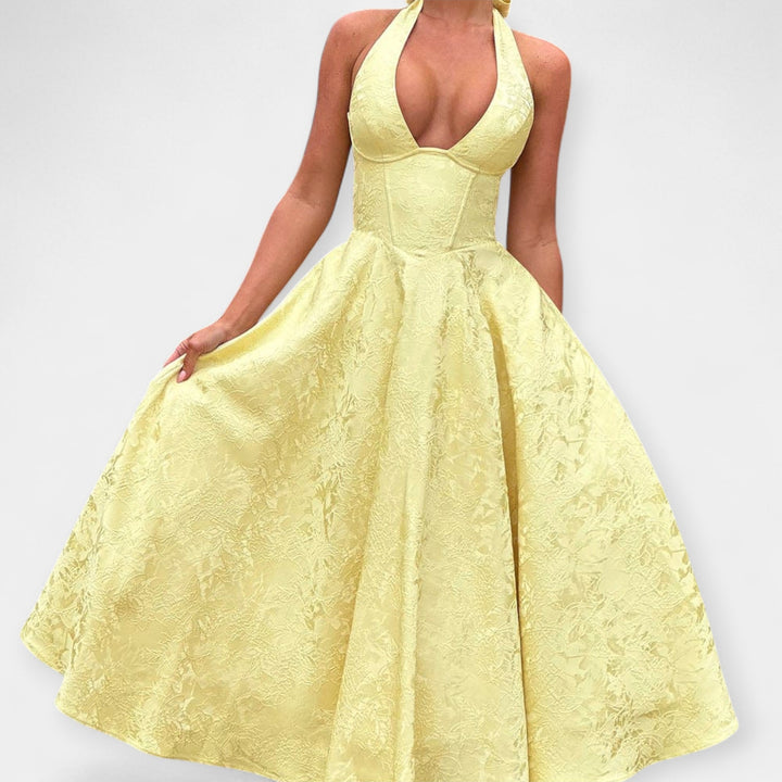 Mini haljina s otvorenim leđima i modernim korzetom