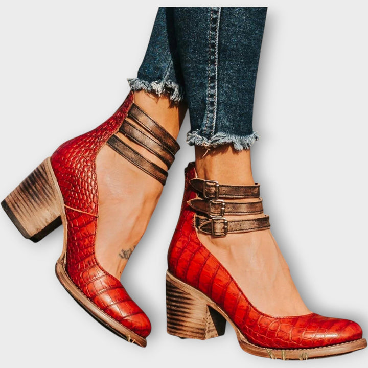 Cipele s višestrukim trakama i debelim petom