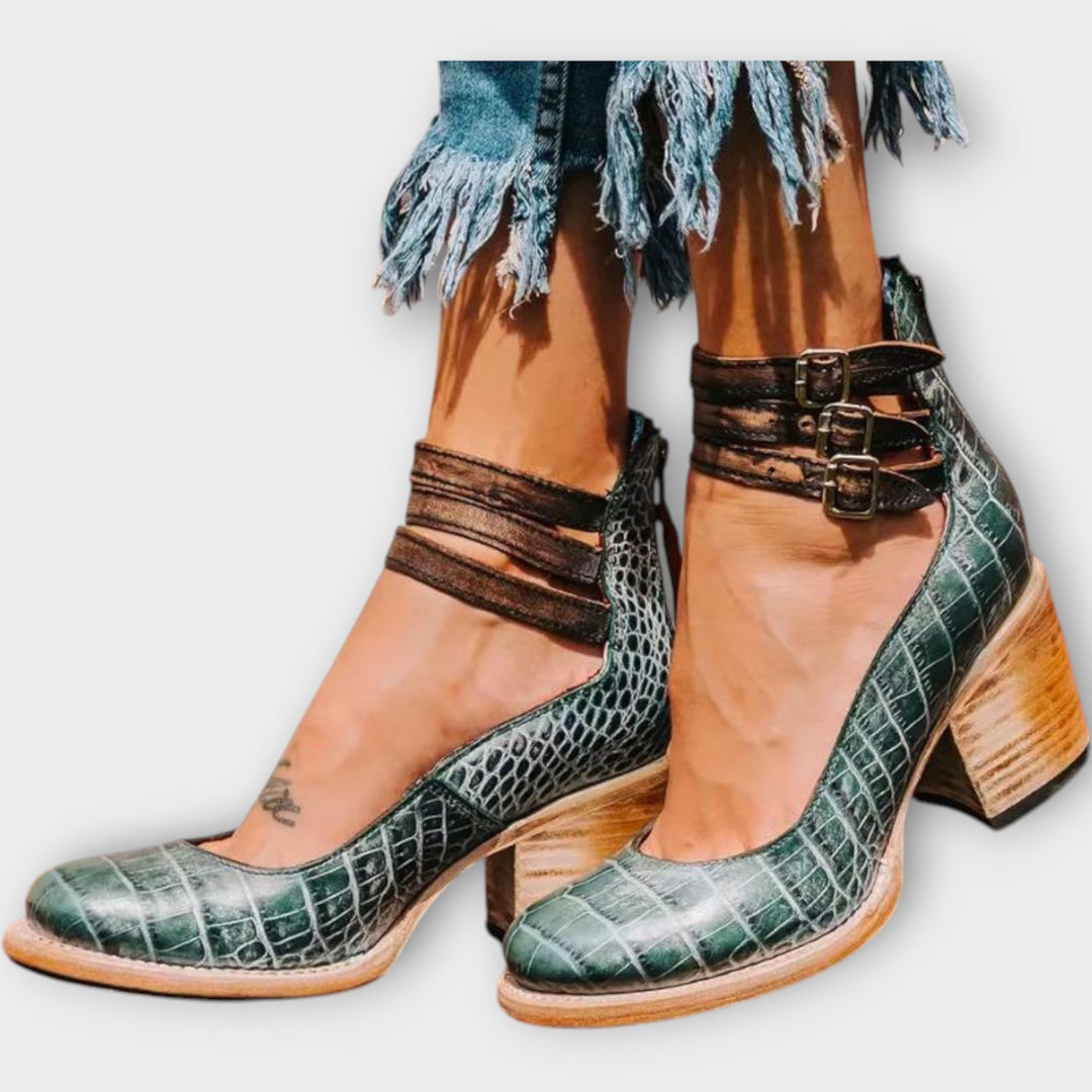 Cipele s višestrukim trakama i debelim petom