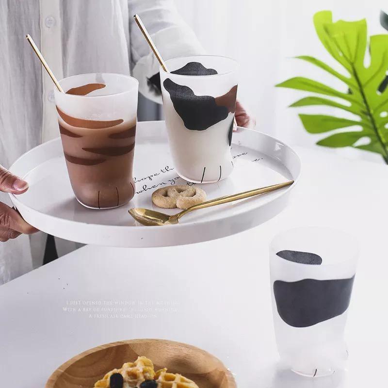 Čaše s mačjim šapicama