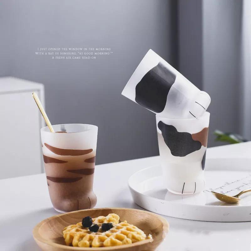 Čaše s mačjim šapicama