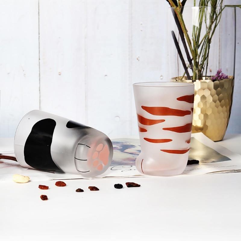 Čaše s mačjim šapicama