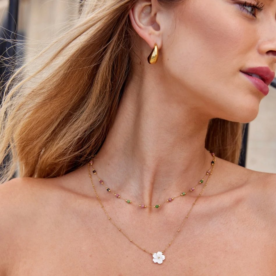 Ogrlica s prekrasnim cvjetnim motivima za svaki dan